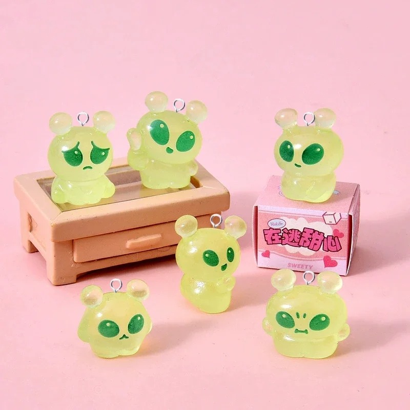 Resin Craft Projects - 10 個かわいいミニグリーンエイリアン樹脂チャーム発光フラットバックペンダント DIY 手作りイヤリングジュエリー作成アクセサリー