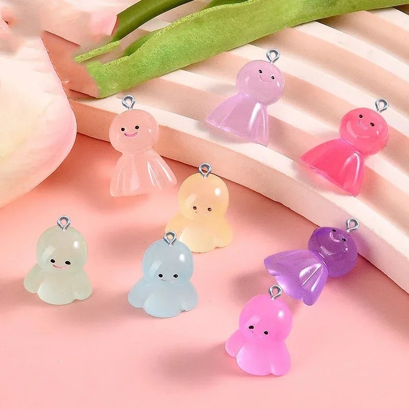 Resin Craft Material - 10 個暗闇で光る漫画人形樹脂チャーム発光ペンダント DIY クラフト用品イヤリングネックレスキーホルダージュエリー用