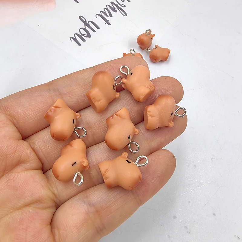 Resin Craft Projects - 10 個のかわいい小さなカピバラチャーム、ジュエリー作成用、人気の動物、小さなペンダント、クラフト DIY イヤリングキーホルダー用パーツ